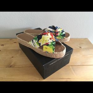 French Connect Abstract Palm Slide sz 7.5